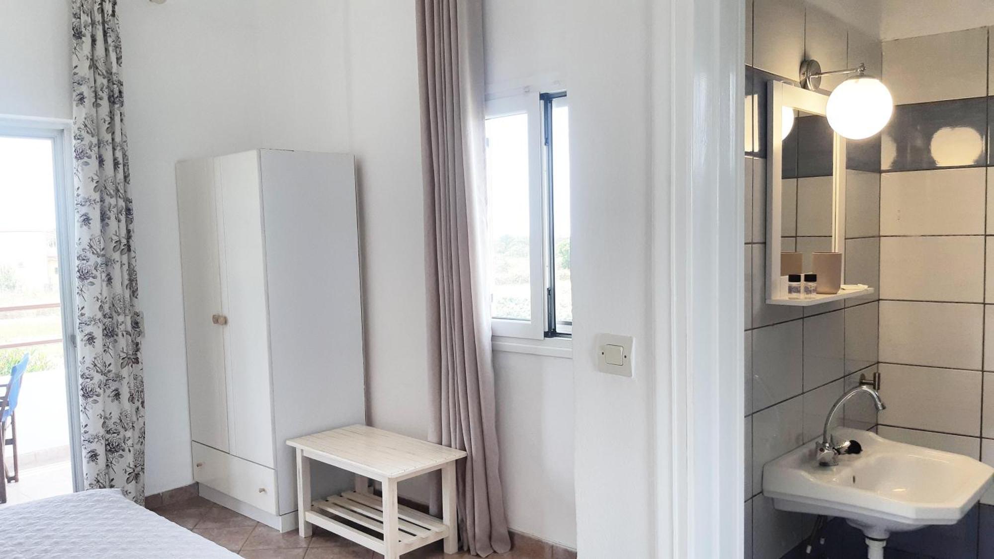 Voula Accommodation Агиос Георгиос Екстериор снимка